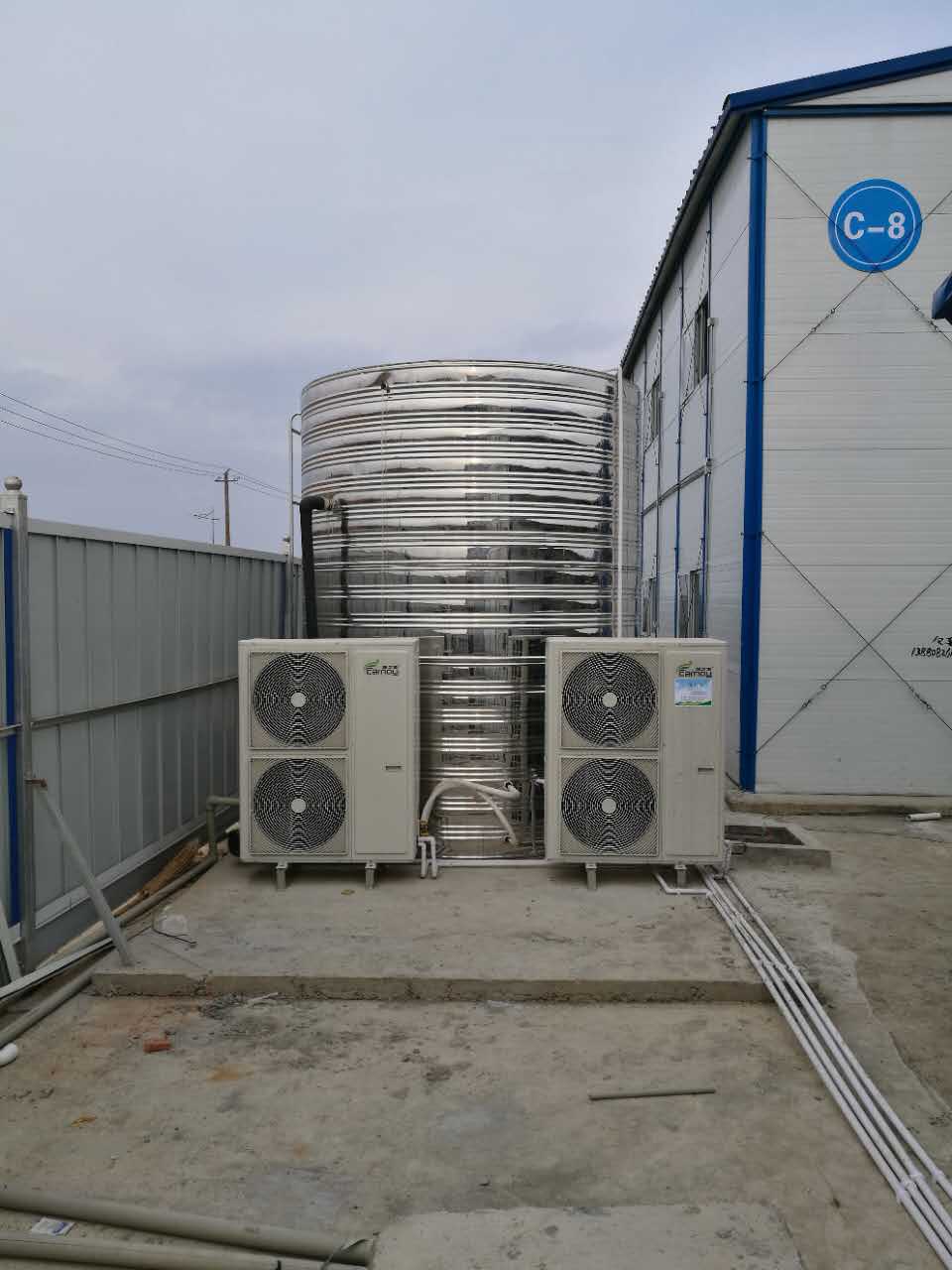 中建八局空氣能熱泵熱水機(jī)組安裝2.jpg