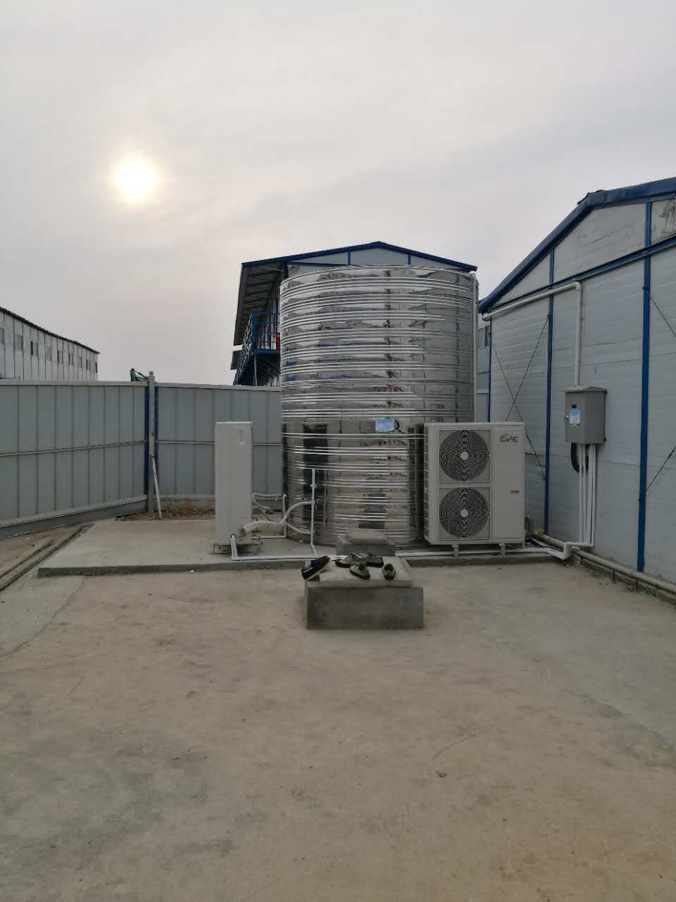 中建八局空氣能熱泵熱水機(jī)組安裝4.jpg